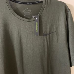 NEW- Nike Pro Mens Dry Fit Athletic Tee ( M) - NWT